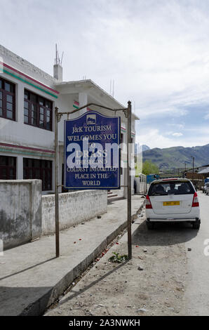 Vorstand von J&K Tourismus Touristen für Dras begrüßen, die die Aufzeichnung für das zweite Kältesten bewohnten Ort in der Welt im Januar 1995 installiert. Stockfoto