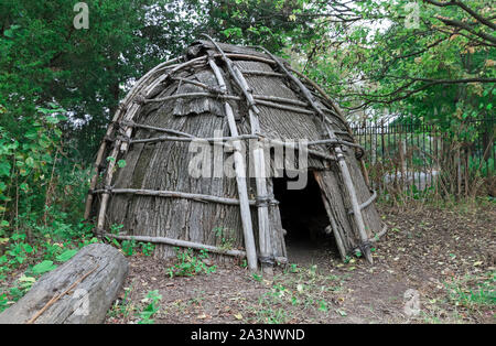 Lenape Indianer wigwam Tierheim (Rekonstruktion) mit tulip Rinde. Inwood Hill Park, New York City. Stockfoto