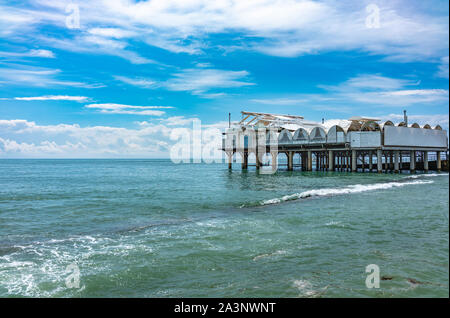 Plattform unterstützt im Meer in der Nähe der Küste. Niedrige Wolken über dem Meer. Stockfoto