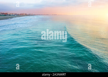 Blick auf den Küstenstreifen der Strand und große Wellen, Abend bei Sonnenuntergang Stockfoto