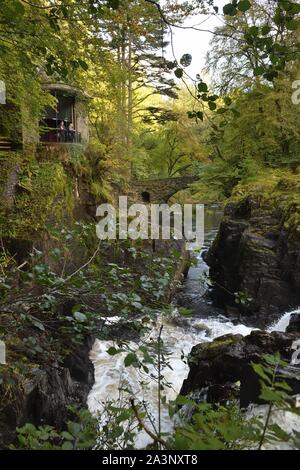 Der spektakuläre schwarze Linn fällt und die ossian Halle in der Eremitage in Dunkeld, Perth und Kinross, Schottland, Großbritannien, Europa Stockfoto