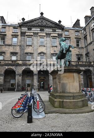 Fahrräder für Ausflüge in die schönen gepflasterten Innenhof der Stadt Kammern in Edinburgh, Schottland, Großbritannien, Europa Stockfoto