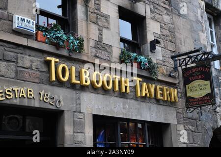 Das Zeichen über die Mautstelle Taverne in Edinburghs Royal Mile in Schottland, Großbritannien, Europa Stockfoto