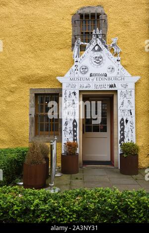 Das Museum von Edinburgh, ehemals Huntly House Museum bekannt, ist ein Museum auf der Royal Mile, Edinburgh, Schottland, Großbritannien, Europa Stockfoto