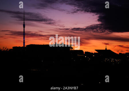 Silhouette von Moskau Gebäude bei Sonnenuntergang mit einer Statue eines Arbeitnehmers und eine kollektive Landwirt und Fernsehturm Ostankino an Vdnh, Moskau. Stockfoto