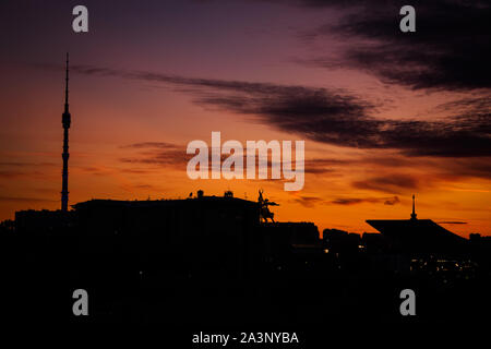 Silhouette von Moskau Gebäude bei Sonnenuntergang mit einer Statue eines Arbeitnehmers und eine kollektive Landwirt und Fernsehturm Ostankino an Vdnh, Moskau. Stockfoto