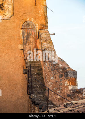 Ockerfarbenen Gebäuden von Roussillon, Frankreich Stockfoto