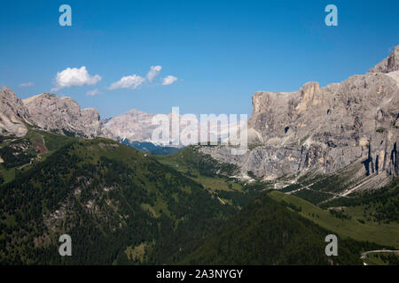 Die Grödner Joch grodner zwischen der Sella Gruppe und Grand Cir der Fanes Massiv im Abstand Wolkenstein Gröden Dolomiten Italien Stockfoto