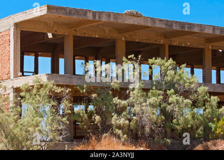 Unfertig und verlassenen Gebäude aus Beton der Eden Beach Hotel in der Griechischen Stadt Anavissos. Stockfoto