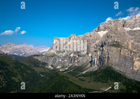 Die Grödner Joch grodner zwischen der Sella Gruppe und Grand Cir der Fanes Massiv im Abstand Wolkenstein Gröden Dolomiten Italien Stockfoto