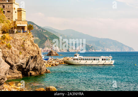 Monterosso al Mare, Italien - September 02, 2019: Meer Yachten und Boote in der Nähe der Felsküste mit grünen Bergen reisen auf dem Hintergrund in Mont Stockfoto