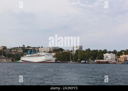 Sewastopol, Krim, Russland - Juli 24, 2019: die South Bay von der Hafenstadt Sewastopol, Krim Stockfoto