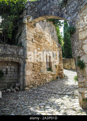 Alte steinerne Türen in Oppede Le Vieux, Frankreich, Europa Stockfoto