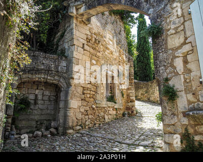 Alte steinerne Türen in Oppede Le Vieux, Frankreich, Europa Stockfoto