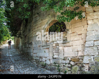 Alte steinerne Türen in Oppede Le Vieux, Frankreich, Europa Stockfoto