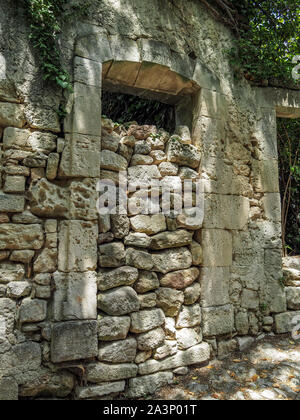 Alte steinerne Türen in Oppede Le Vieux, Frankreich, Europa Stockfoto