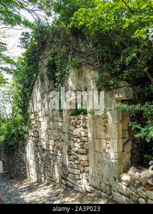 Alte steinerne Türen in Oppede Le Vieux, Frankreich, Europa Stockfoto