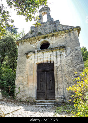 Mittelalterliche Kirche in Oppede Le Vieux, Frankreich Stockfoto