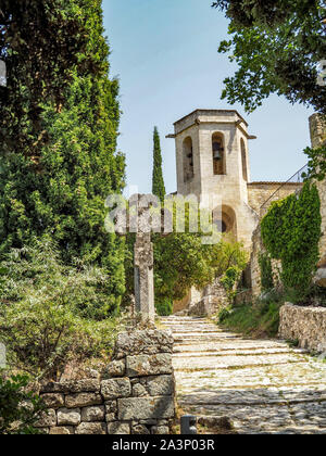 Mittelalterliche Kirche in Oppede Le Vieux, Frankreich Stockfoto