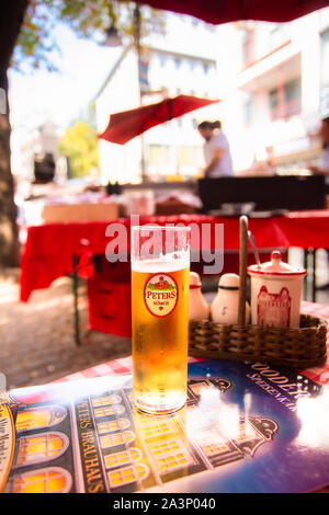 Köln, Deutschland - 4. SEPTEMBER 2018: Traditionelle Glas Kolsch Bier im Restaurant im Freien in Köln Deutschland Stockfoto