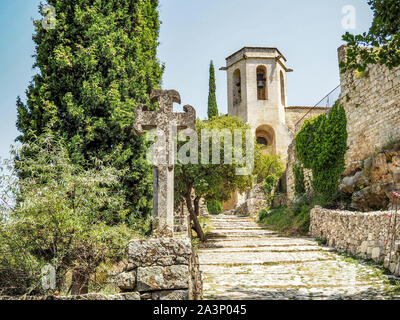 Mittelalterliche Kirche in Oppede Le Vieux, Frankreich Stockfoto