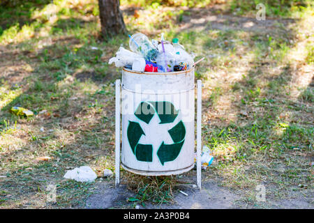 Überquellenden Mülleimer im Park. Müllcontainer, voll mit Müll. Stockfoto