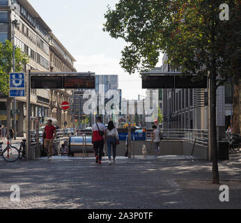 Düsseldorf, Deutschland - ca. August 2019: heinich Heine Allee ist die zentrale U-Bahnstation für die Altstadt (Altstadt) Stockfoto