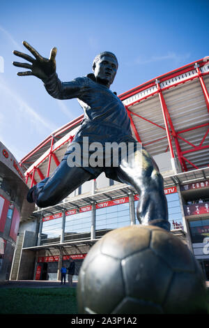 Oktober 6th, 2019, Lissabon, Portugal - die Statue von Eusebio da Silva Ferreira außerhalb des Stadions Sport Lisboa und Benfica, als von vielen als o Stockfoto