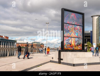 Spiel der Throne Glasfenster an der SSE-Arena, Belfast. Es gibt sechs Fenstern in der Stadt und dieses stellt House Targaryen Stockfoto