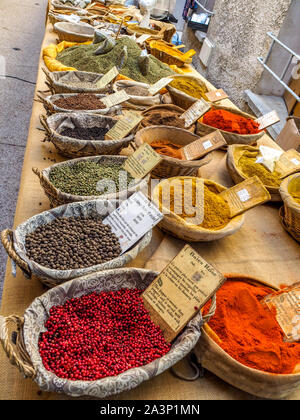 Bunten Gewürzen für Verkauf an Provence Märkte. Stockfoto