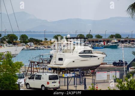 Demre, Türkei - 21. Mai 2019: Bucht mit Parkplatz für Yachten und Boote. Stockfoto