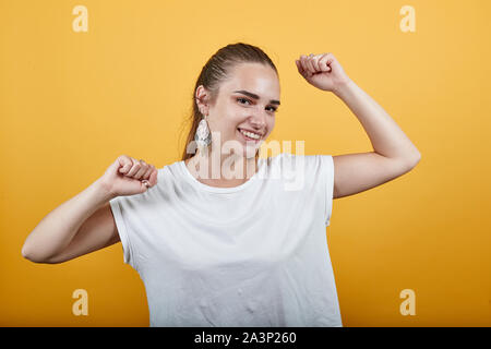 Junge Mädchen tanzen auf Ihre eigene Stockfoto