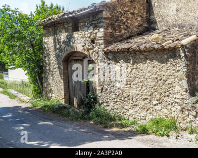 Mittelalterliche Gebäude mit Torbogen in der Provence. Stockfoto