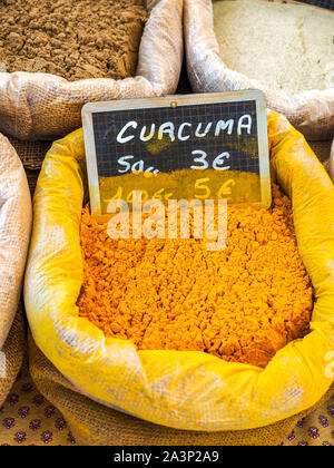 Kräuter und Gewürze auf Marktständen in der Provence, Frankreich Stockfoto