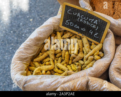 Kräuter und Gewürze auf Marktständen in der Provence, Frankreich Stockfoto