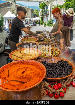 Kräuter und Gewürze auf Marktständen in der Provence, Frankreich Stockfoto