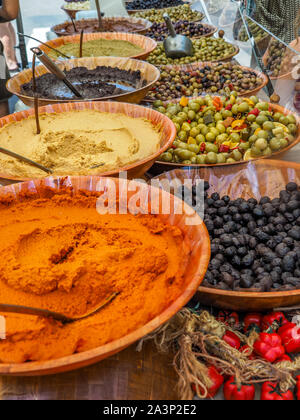 Kräuter und Gewürze auf Marktständen in der Provence, Frankreich Stockfoto