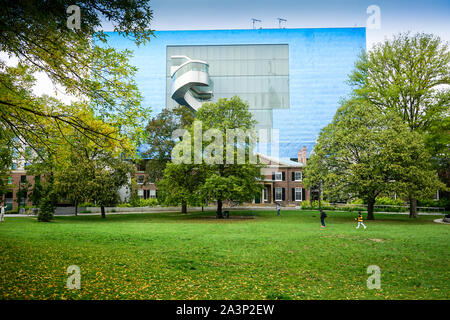 Grange Park zurück von Ontario Art Gallery mit Gehry design Treppe und observstory und The Grange Manor in Toronto, Ontario, Kanada Stockfoto