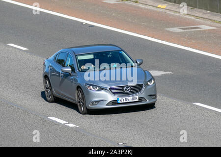 2015 silber Mazda 6 Sport NAV; Großbritannien Verkehr, Transport, moderne, Limousinen, Süd - auf die 3 spurige Autobahn M6 Autobahn gebunden. Stockfoto