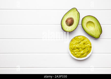 Avocado dip. Guacamole Sauce auf weißem Hintergrund. Ansicht von oben. Stockfoto