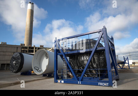 Rotorblätter sind in Erwartung der Versand auf IMS Vestas' Malerei und Logistik Facility der stillgelegten Kraftwerk in Fawley, Hampshire gespeichert. PA-Foto. Bild Datum: Mittwoch, 9. Oktober 2019. Photo Credit: Andrew Matthews/PA-Kabel Stockfoto