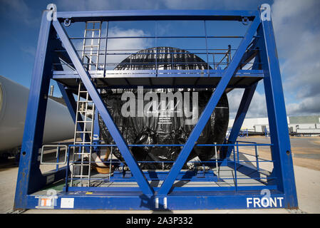 Rotorblätter sind in Erwartung der Versand auf IMS Vestas' Malerei und Logistik Facility der stillgelegten Kraftwerk in Fawley, Hampshire gespeichert. PA-Foto. Bild Datum: Mittwoch, 9. Oktober 2019. Photo Credit: Andrew Matthews/PA-Kabel Stockfoto