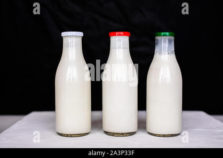 Einfache vintage Glasflaschen mit frischer Milch, Kefir und Joghurt. Cafe Shop. Stockfoto