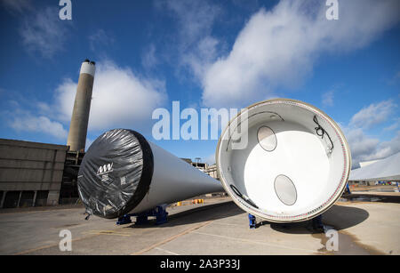 Rotorblätter sind in Erwartung der Versand auf IMS Vestas' Malerei und Logistik Facility der stillgelegten Kraftwerk in Fawley, Hampshire gespeichert. PA-Foto. Bild Datum: Mittwoch, 9. Oktober 2019. Photo Credit: Andrew Matthews/PA-Kabel Stockfoto