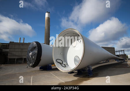 Rotorblätter sind in Erwartung der Versand auf IMS Vestas' Malerei und Logistik Facility der stillgelegten Kraftwerk in Fawley, Hampshire gespeichert. PA-Foto. Bild Datum: Mittwoch, 9. Oktober 2019. Photo Credit: Andrew Matthews/PA-Kabel Stockfoto