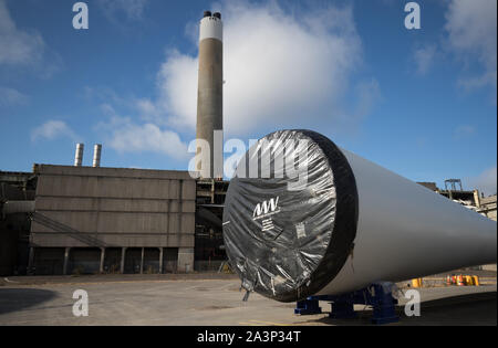 Rotorblätter sind in Erwartung der Versand auf IMS Vestas' Malerei und Logistik Facility der stillgelegten Kraftwerk in Fawley, Hampshire gespeichert. PA-Foto. Bild Datum: Mittwoch, 9. Oktober 2019. Photo Credit: Andrew Matthews/PA-Kabel Stockfoto