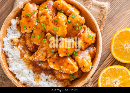 Schüssel von orange Huhn mit Reis Stockfoto