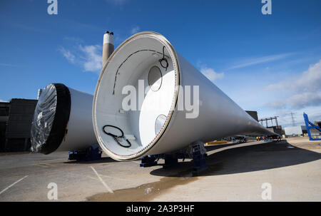 Rotorblätter sind in Erwartung der Versand auf IMS Vestas' Malerei und Logistik Facility der stillgelegten Kraftwerk in Fawley, Hampshire gespeichert. PA-Foto. Bild Datum: Mittwoch, 9. Oktober 2019. Photo Credit: Andrew Matthews/PA-Kabel Stockfoto