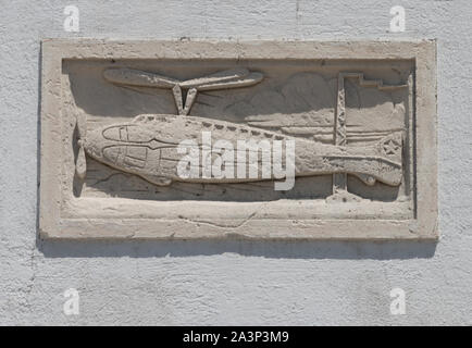 Kleine, Luftfahrt-themed Reliefs auf die äußere Fassade der 1940 Air Terminal Museum, von dem Architekten Joseph Finger (die auch Houston's Rathaus ausgelegt sind) und in der ursprünglichen Art déco-Gebäude Houston Municipal Airport Gebäude am heutigen William P Hobby Airport Stockfoto