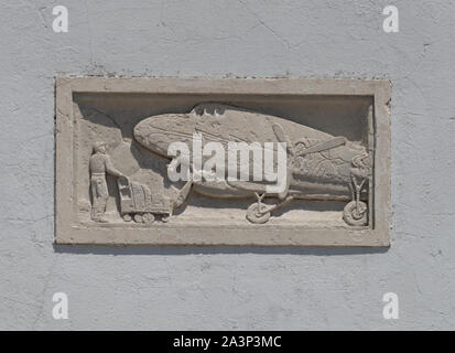 Kleine, Luftfahrt-themed Reliefs auf die äußere Fassade der 1940 Air Terminal Museum, von dem Architekten Joseph Finger (die auch Houston's Rathaus ausgelegt sind) und in der ursprünglichen Art déco-Gebäude Houston Municipal Airport Gebäude am heutigen William P Hobby Airport Stockfoto